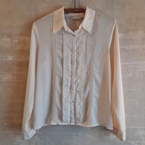 445a. cream vintage Jaclyn Smith embroidered long sleeve button down blouse, 10